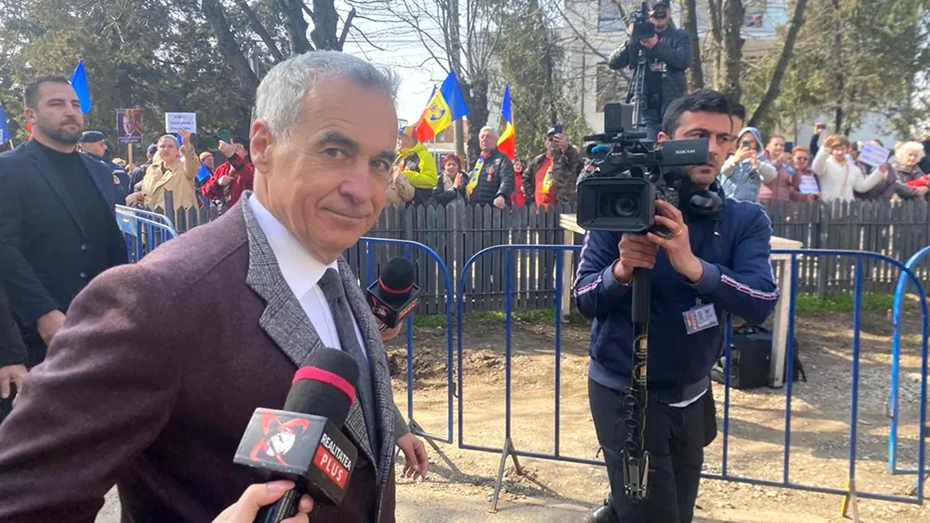 Călin Georgescu, fost candidat la prezidențiale, s-a prezentat vineri dimineață la Tribunalul București, unde a abordat probleme legate de justiție și economia românească