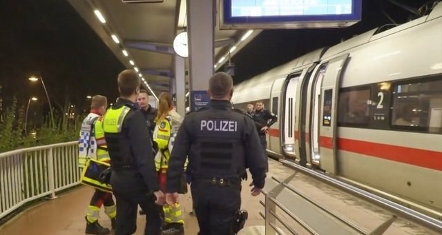Un tânăr de 20 de ani a fost arestat în Germania, după ce a detonat dispozitive explozive și a rănit ușor 12 persoane într-un tren de mare viteză ICE, joi seară