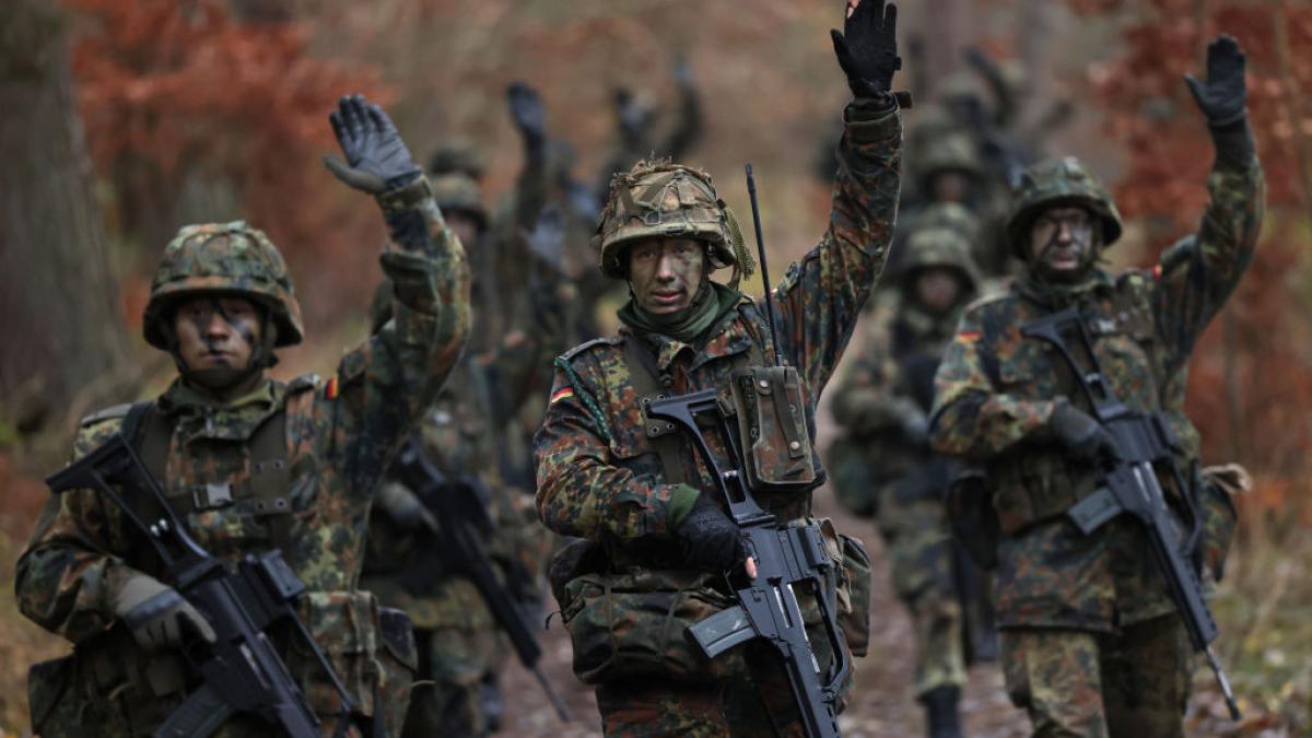 Germania impune noi reguli pentru deplasările în străinătate ale bărbaților cu vârste între 17 și 45 de ani Germanii cu vârste cuprinse între 17 și 45 de ani vor avea nevoie de aprobare din partea Forțelor Armate Germane pentru a călători în străinătate pentru mai mult de trei luni