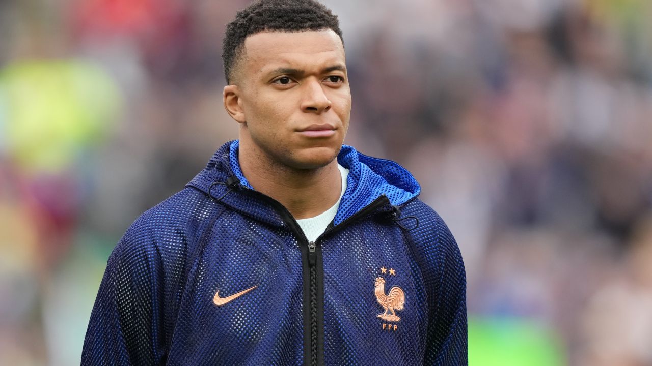 MBAPPE, aproape de retragerea de la națională după ratarea penalty-ului de la EURO 2020: „M-am simțit ca un zombi” București – Atacantul francez KYLIAN MBAPPE a dezvăluit că a fost la un pas să se retragă de la echipa națională a Franței după EURO 2020