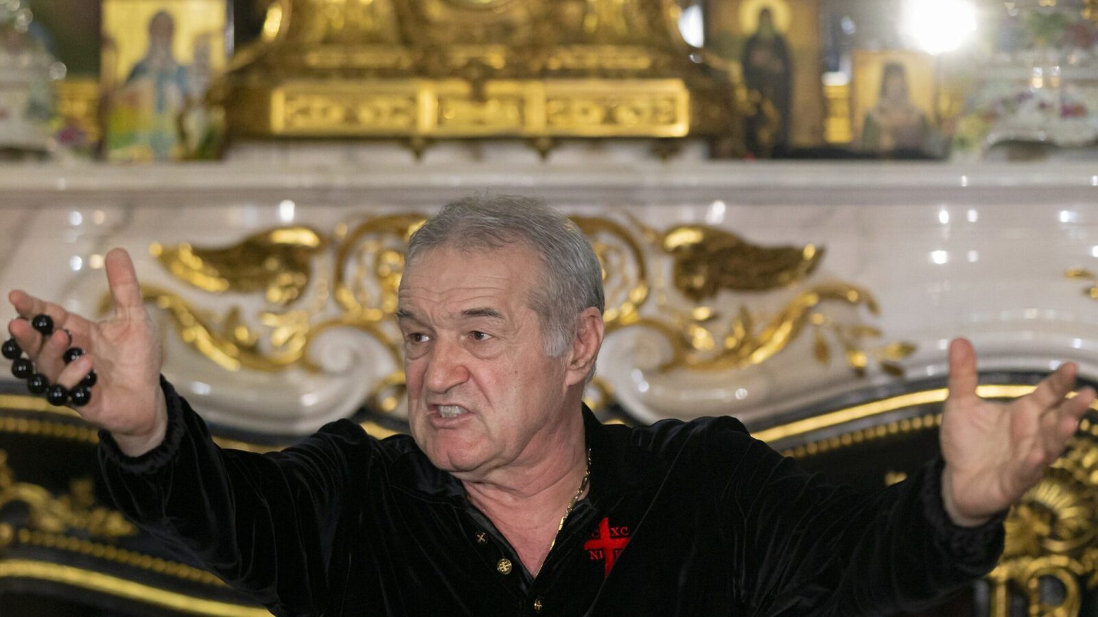 Donald Trump, acuzat că „îl cumpără pe Dumnezeu” cu bani!