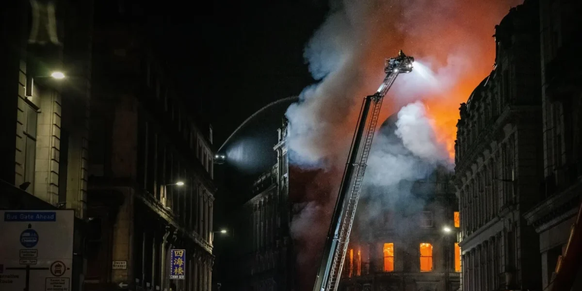 Incendiu devastator la service auto: Un om, arsuri grave, 80% din corp