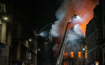 Incendiu devastator la service auto: Un om, arsuri grave, 80% din corp