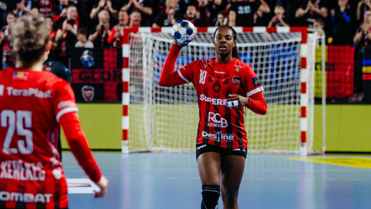 Lupta pentru titlu în handbalul feminin: Bistrița și CSM București, față în față Lupta pentru supremația în Liga Națională de handbal feminin devine tot mai aprigă, cu Gloria Bistrița și CSM București duelându-se pentru primul loc