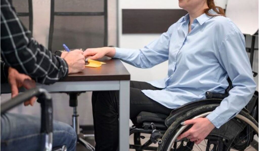 Lovitură cruntă pentru pensionarii cu dizabilități: Pensii amputate și ajutoare blocate