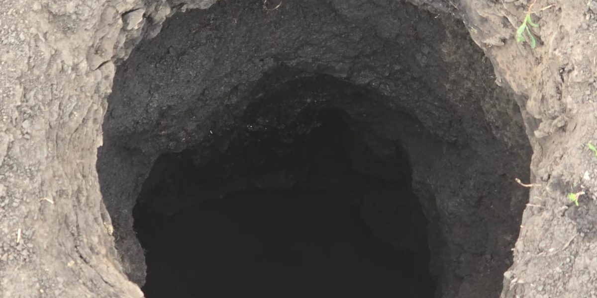 Groapă misterioasă în Neamț: Emană clor și are 10 metri adâncime