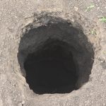 Groapă misterioasă în Neamț: Emană clor și are 10 metri adâncime