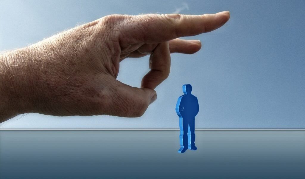 Primăria Cluj-Napoca pune angajații să aleagă între reduceri salariale și concedieri În contextul reformei administrative și al presiunilor bugetare, Primăria Municipiului Cluj-Napoca, condusă de primarul EMIL BOC, a inițiat o abordare neobișnuită pentru a reduce costurile cu personalul