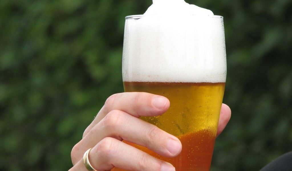 Berea zilnică, un obicei periculos: Ce riști pentru plăcerea asta