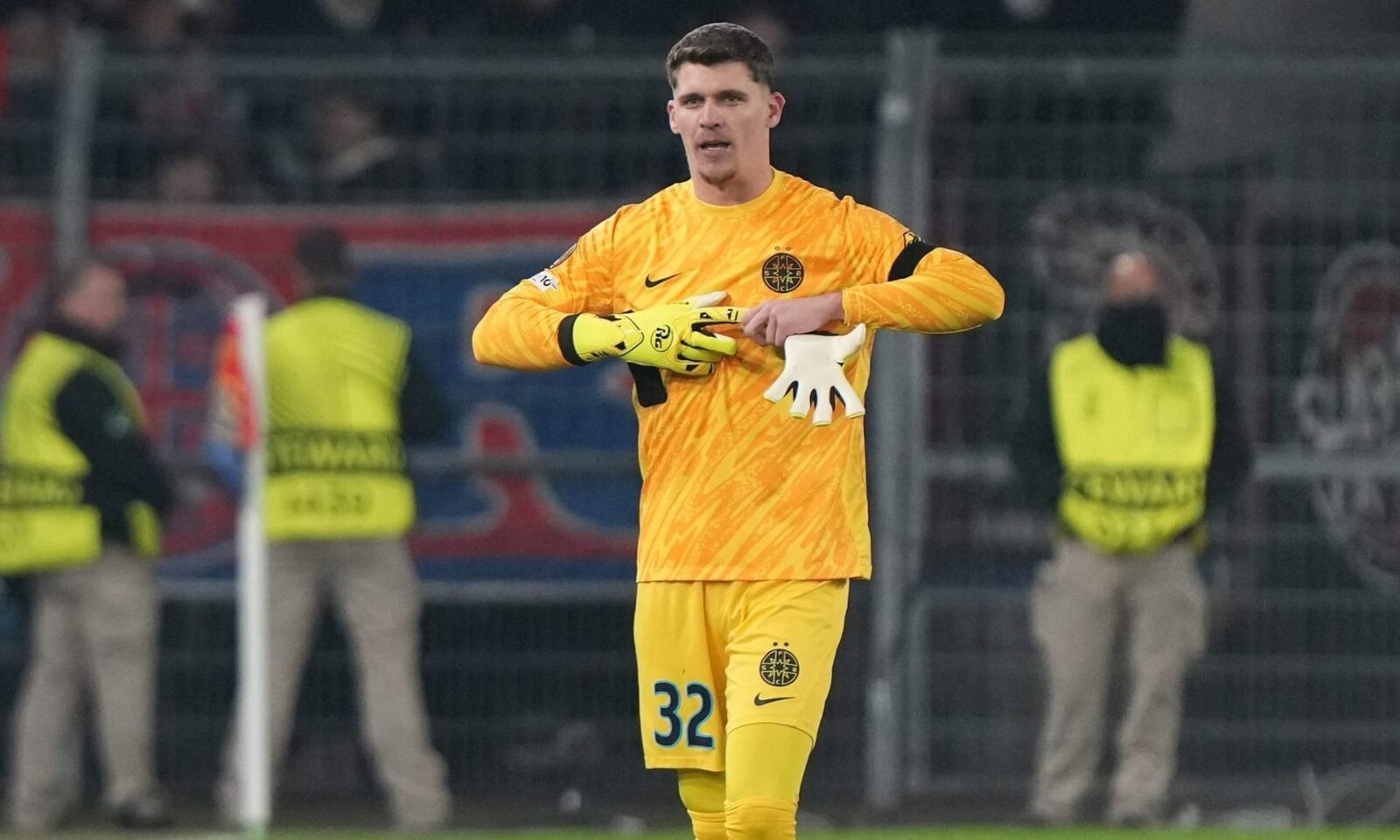 Târnovanu, la un pas de despărțirea de FCSB: Portarul își caută echipă după planurile clubului București – Ștefan Târnovanu, portarul în vârstă de 25 de ani al echipei FCSB, pare să își fi decis viitorul după ce a aflat planurile clubului