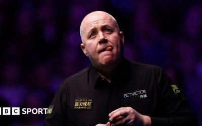 Higgins, campionul en titre, se califică în sferturi după un meci dramatic Manchester, Anglia – John Higgins, campionul en titre, a trecut printr-o confruntare dramatică în prima rundă a Campionatului Tour de la Manchester, învingându-l pe Mark Williams cu scorul de 10-8