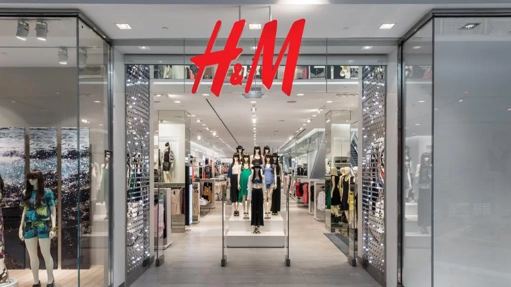 H&M, lovită de criză: 160 de magazine închise. Ce se întâmplă