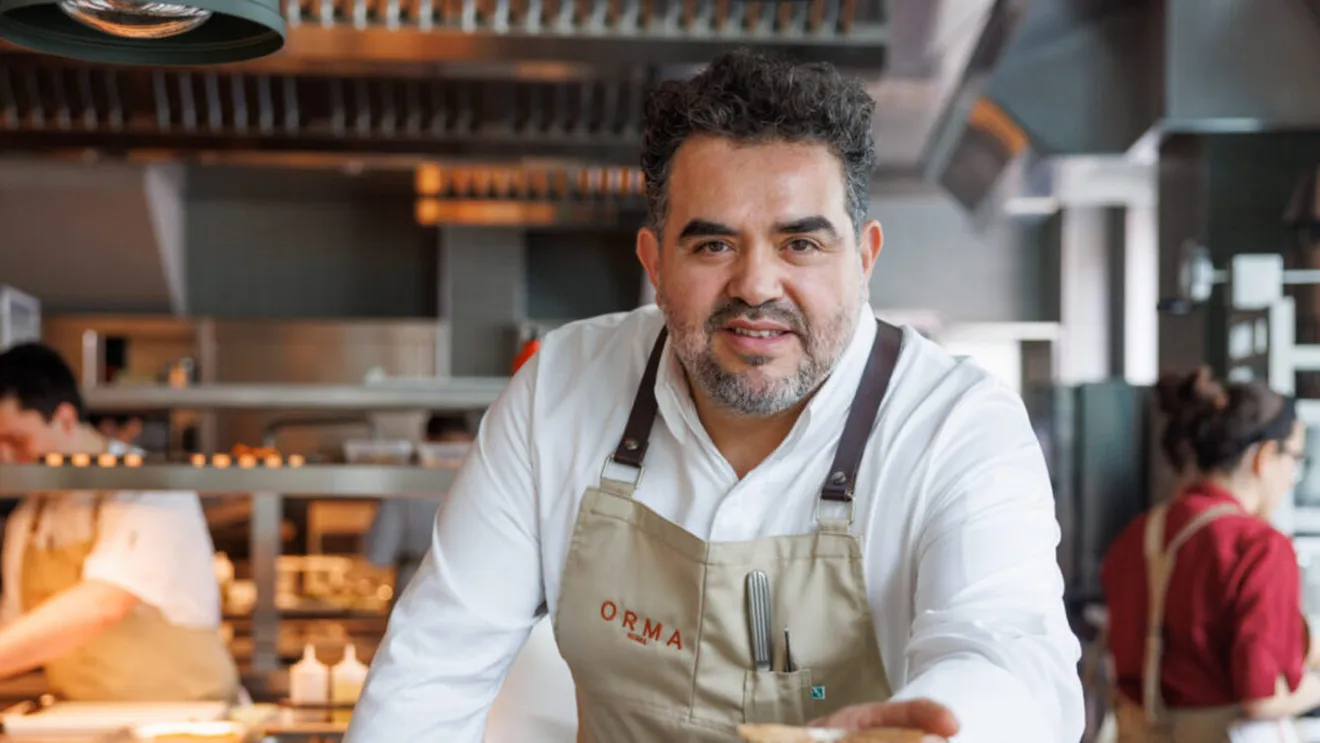 Chef cu stea Michelin, la București: O seară culinară memorabilă la MOSH Bar & Dinner Bucureștenii au avut parte, recent, de o experiență gastronomică deosebită: Chef ROY CÁCERES, de la restaurantul ORMA din Roma, a gătit în fața clienților la MOSH Bar & Dinner, evenimentul făcând parte din seria MOSH Michelin Series