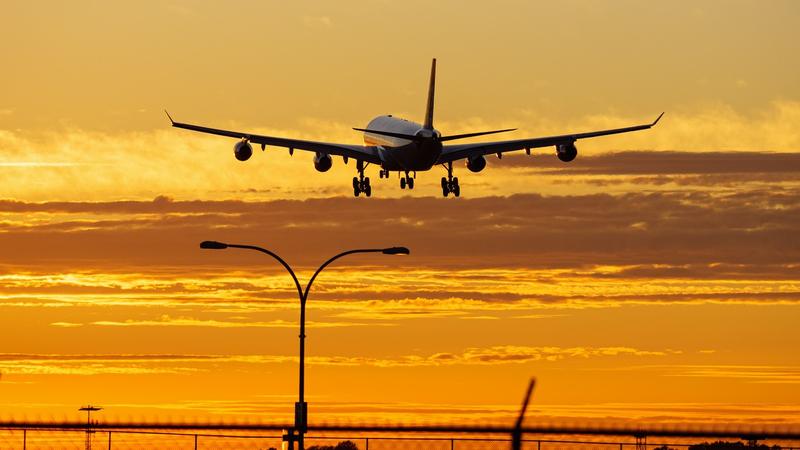 Criza combustibilului pentru avioane amenință zborurile europene: Ryanair și Lufthansa se pregătesc pentru reducerea capacității Companiile aeriene europene, inclusiv Ryanair și Lufthansa, se confruntă cu posibilitatea anulării unor zboruri în timpul sezonului estival, ca urmare a îngrijorărilor privind aprovizionarea cu combustibil