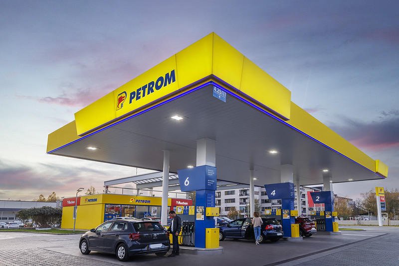 Reducere de 50 de bani la carburanți, negociată de Guvern cu companiile petroliere Guvernul României a ajuns la un acord cu companiile petroliere pentru o reducere de 50 de bani la prețul carburanților, potrivit unor surse participante la discuții
