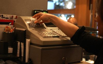 Modernizare la casele de marcat: Bonuri fiscale digitale și control sporit pentru ANAF Guvernul intenționează să modernizeze sistemul caselor de marcat din România, măsură care va afecta magazinele, restaurantele și toate entitățile care emit bonuri fiscale