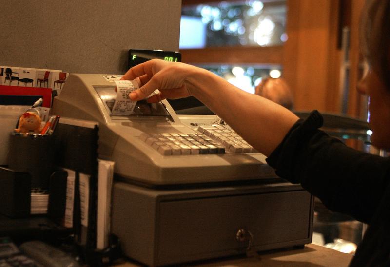 Modernizare la casele de marcat: Bonuri fiscale digitale și control sporit pentru ANAF Guvernul intenționează să modernizeze sistemul caselor de marcat din România, măsură care va afecta magazinele, restaurantele și toate entitățile care emit bonuri fiscale