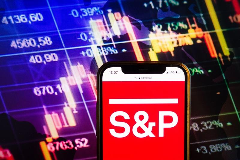 România, menținută la BBB- de S&P: Perspectiva negativă, un semnal de alarmă Agenția de rating S&P Global Ratings a reconfirmat vineri ratingul aferent datoriei guvernamentale a României la nivelul BBB-/A-3, menținând totodată perspectiva negativă