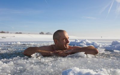 Studiu: Doar 5 minute în apă rece pot îmbunătăți starea de spirit Un nou studiu realizat de cercetătorii de la Universitatea din Chichester, Anglia, arată că imersia în apă rece poate avea efecte pozitive asupra stării de spirit, chiar și pentru perioade scurte de timp