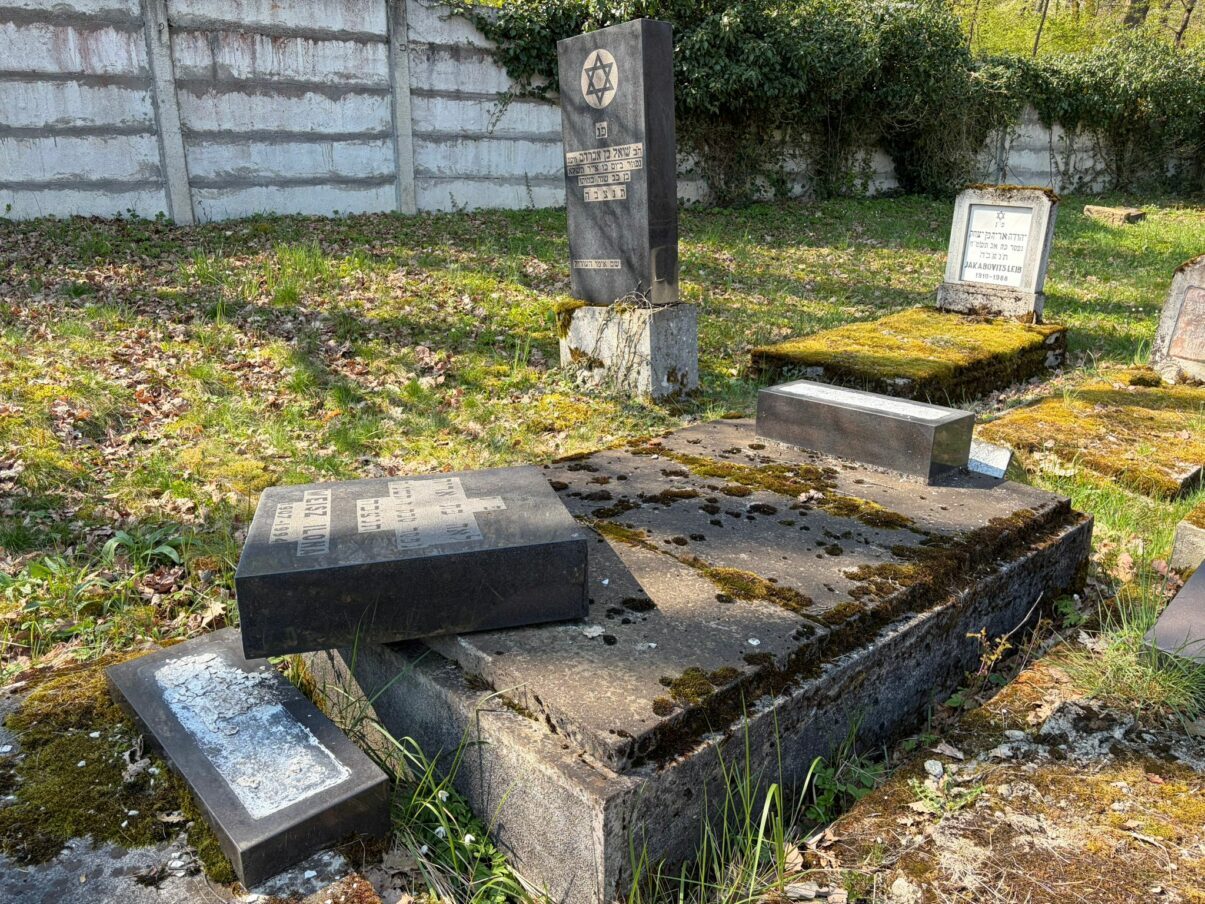Monumente funerare vandalizate la Reghin: Poliția a deschis dosar penal