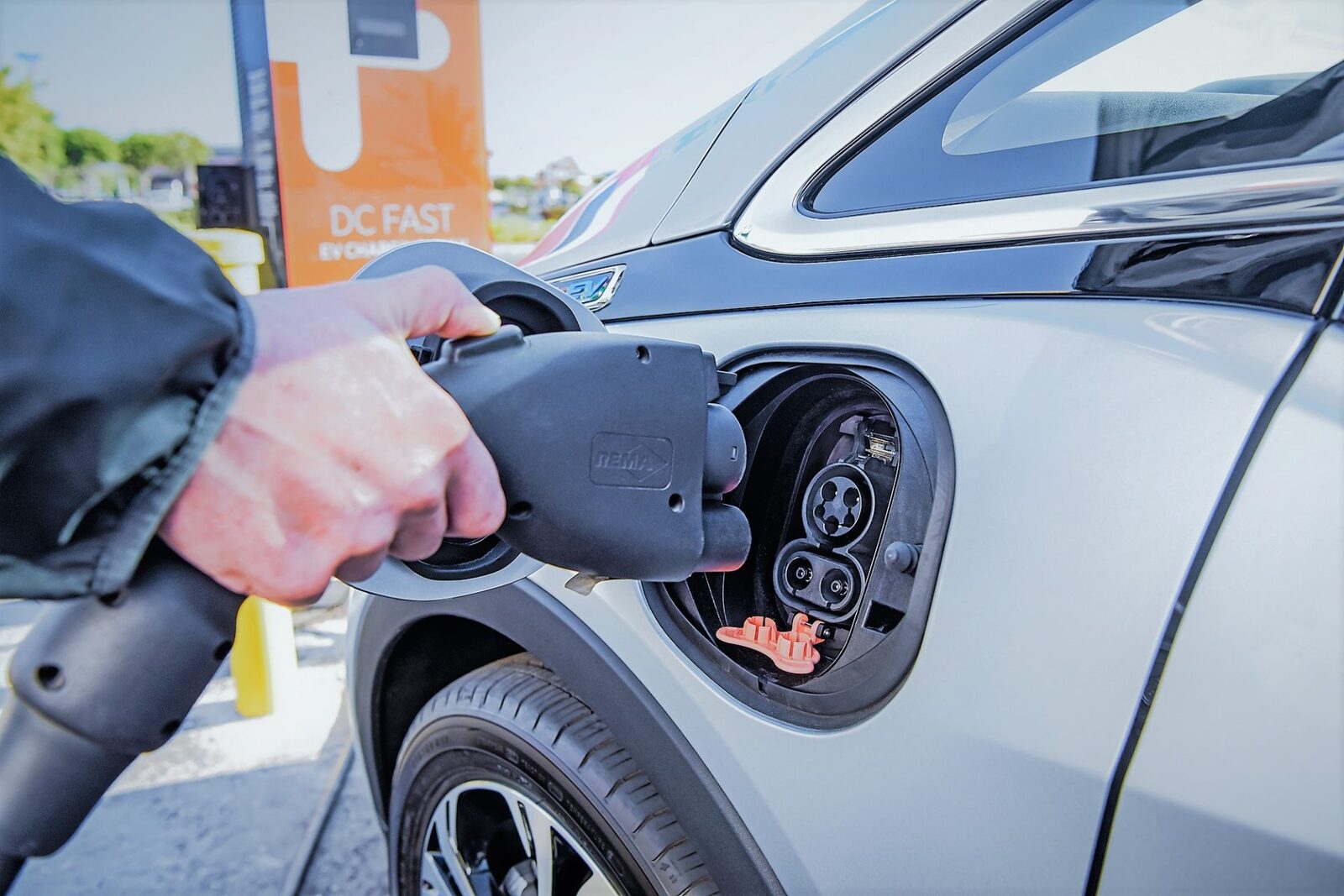 Acasă sau la stațiile publice: Unde se încarcă electric?