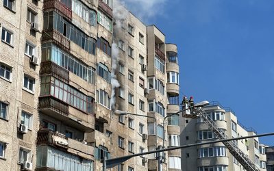 O femeie reținută, suspectată de crimă și incendiere într-un caz tragic din Sectorul 3 București – O femeie în vârstă de 39 de ani a fost reținută de către procurori în urma unui incident tragic petrecut într-un apartament din Sectorul 3 al Capitalei