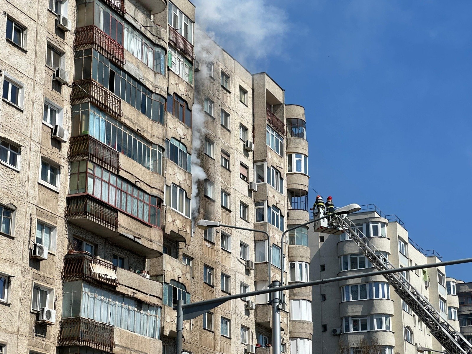 O femeie reținută, suspectată de crimă și incendiere într-un caz tragic din Sectorul 3 București – O femeie în vârstă de 39 de ani a fost reținută de către procurori în urma unui incident tragic petrecut într-un apartament din Sectorul 3 al Capitalei