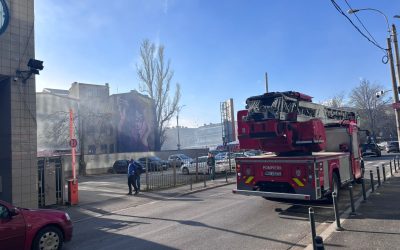 Un incendiu a izbucnit pe Bulevardul Iancu de HUNEDOARA din capitală, afectând o clădire și propagând fum în imobilele din apropiere