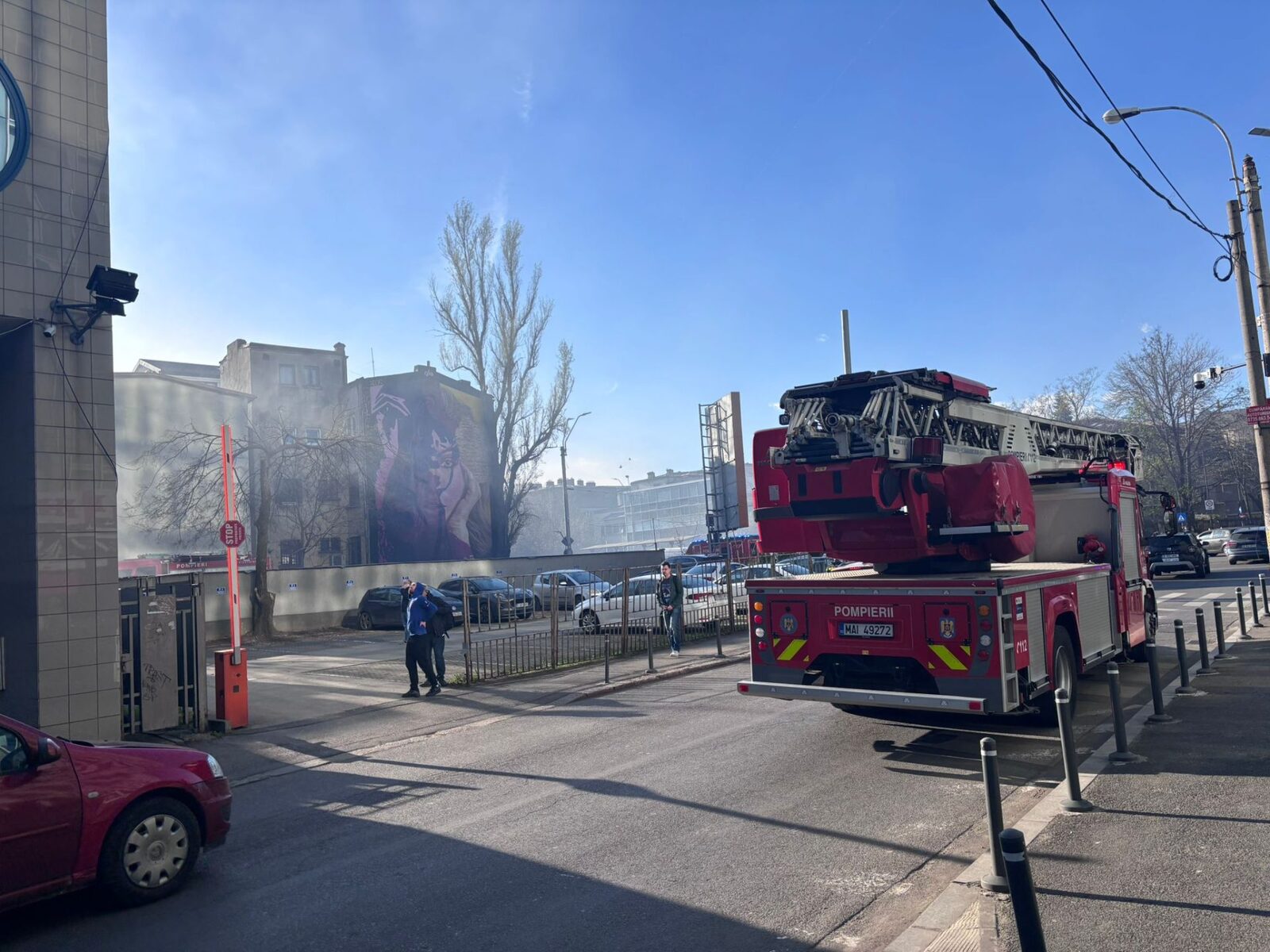 Un incendiu a izbucnit pe Bulevardul Iancu de HUNEDOARA din capitală, afectând o clădire și propagând fum în imobilele din apropiere