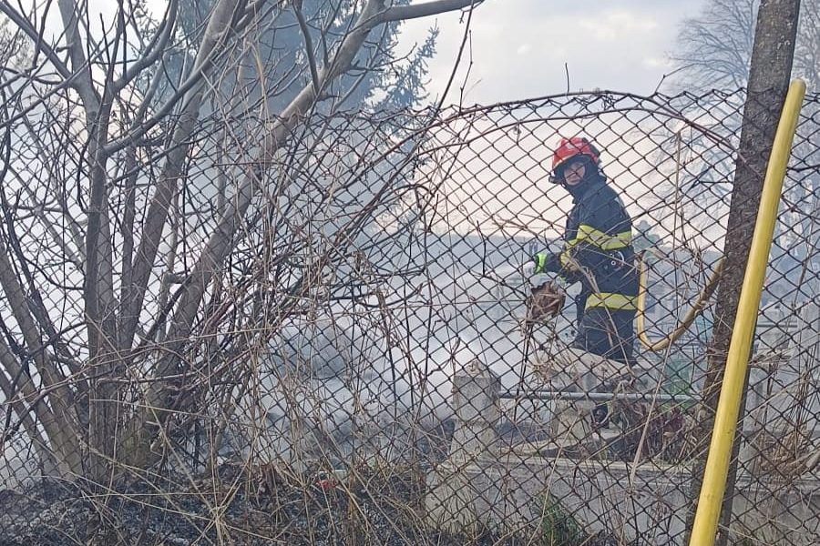 Incendiu devastator într-un cimitir din Botoșani: Flăcările au mistuit morminte