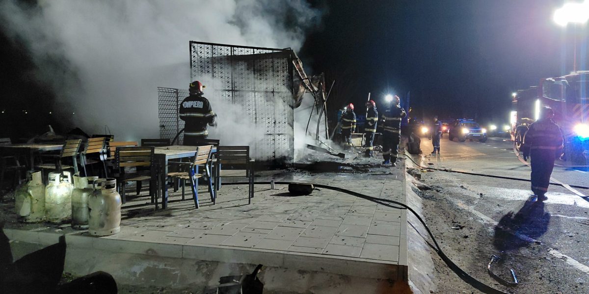 Incendiu puternic la un fast-food din județul Cluj, în miezul nopții