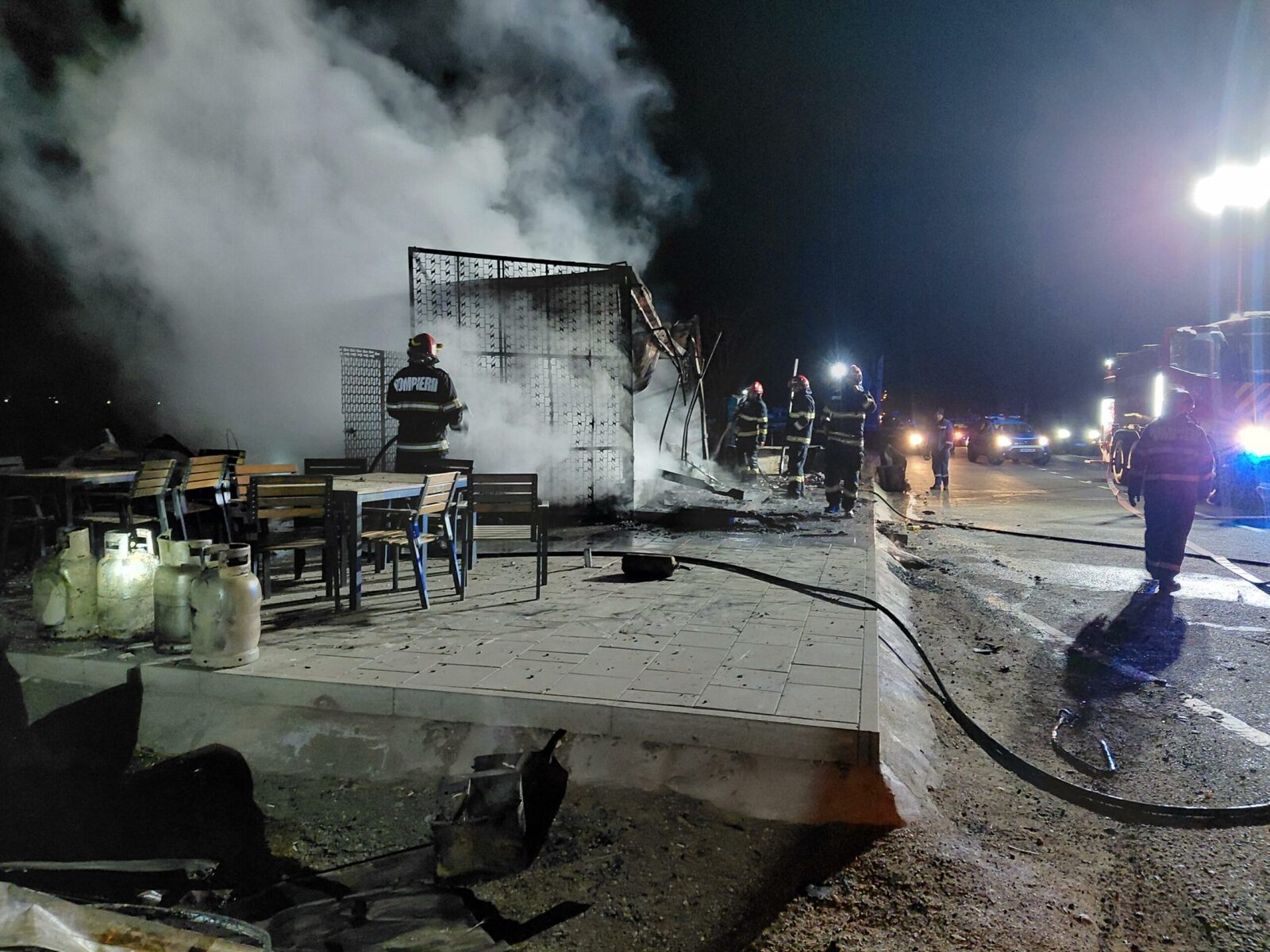 Incendiu puternic la un fast-food din județul Cluj, în miezul nopții