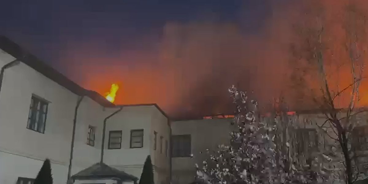 Flăcări uriașe la Mănăstirea Bistrița: Intervin 10 autospeciale