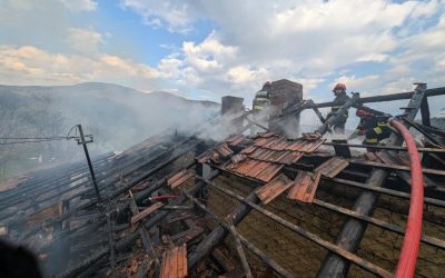 Incendiu în Nehoiu: Proprietarul, salvat de pompieri după stop cardio-respirator