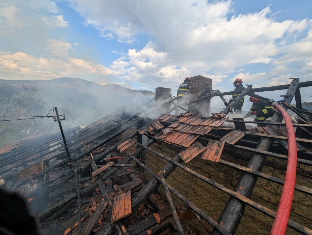 Incendiu în Nehoiu: Proprietarul, salvat de pompieri după stop cardio-respirator
