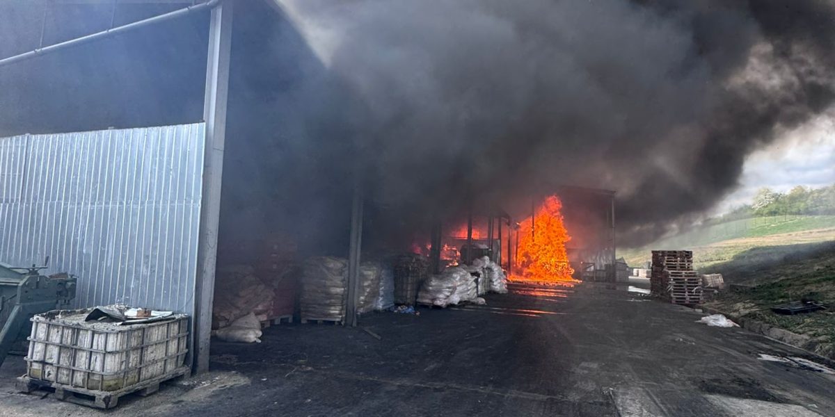 Incendiu violent în Sălaj: Fum gros, mesaj Ro-Alert emis urgent