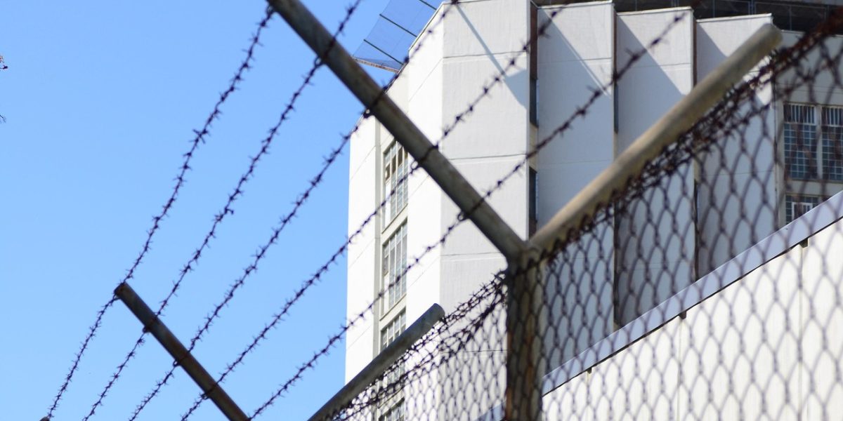 Înviere la Rahova: Ce-au primit deținuții în spatele gratiilor?