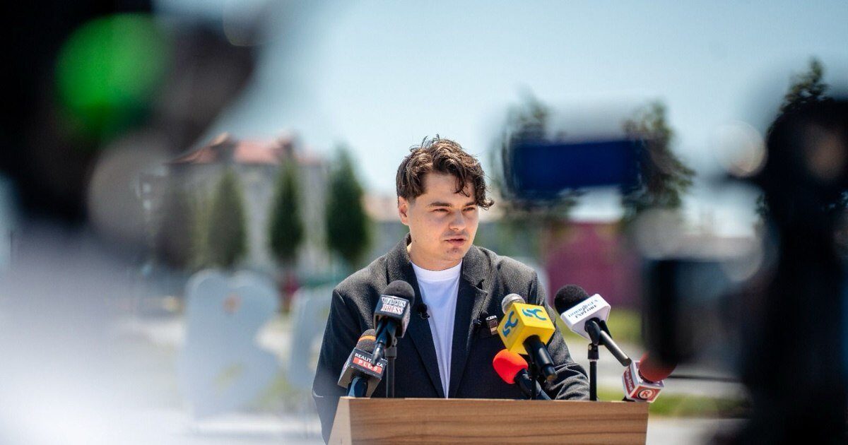 Selly a uimit fanii: Bilete la festivalul Nibiru cu un leu, chiar de 1 aprilie Andrei Șelaru, cunoscut de publicul online ca Selly, a făcut un anunț neașteptat