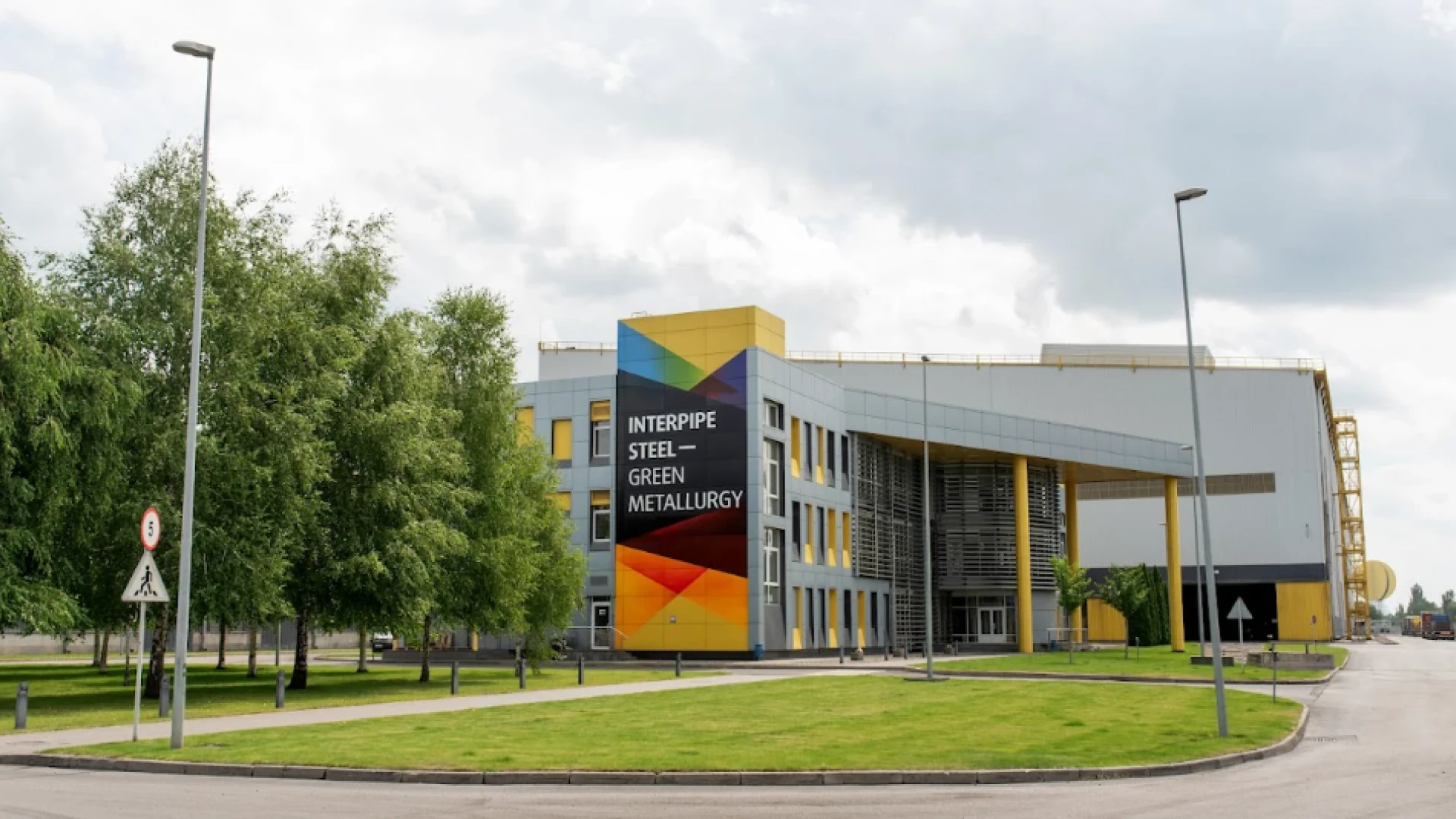 Interpipe preia fabrica ArcelorMittal din Roman: Un pas important pentru extinderea în Europa Compania Interpipe, un producător important de țevi din oțel, a finalizat achiziția fabricii ArcelorMittal Tubular Products Roman (AMTP Roman), marcând un moment semnificativ în strategia de extindere a grupului în Europa