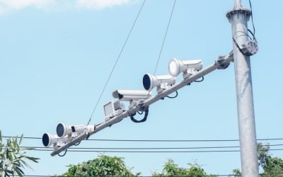 Mii de orașe din SUA își supraveghează locuitorii cu ajutorul camerelor care citesc plăcuțele de înmatriculare, ridicând semnale de alarmă cu privire la drepturile civile și la posibile abuzuri, de la imigrație la dreptul la avort