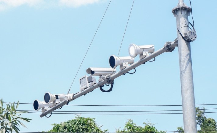 Mii de orașe din SUA își supraveghează locuitorii cu ajutorul camerelor care citesc plăcuțele de înmatriculare, ridicând semnale de alarmă cu privire la drepturile civile și la posibile abuzuri, de la imigrație la dreptul la avort