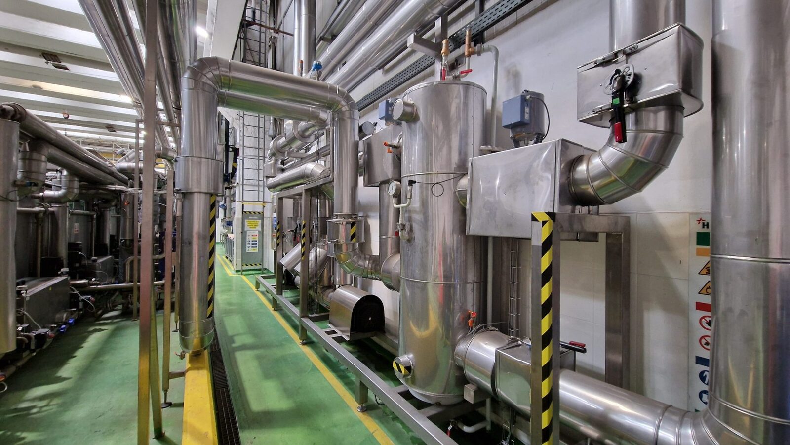 HEINEKEN investește 12 milioane de euro pentru o producție mai verde în România În doar nouă luni, compania de bere HEINEKEN a implementat o investiție de aproximativ 12 milioane de euro, cu scopul de a eficientiza producția și de a reduce emisiile de carbon