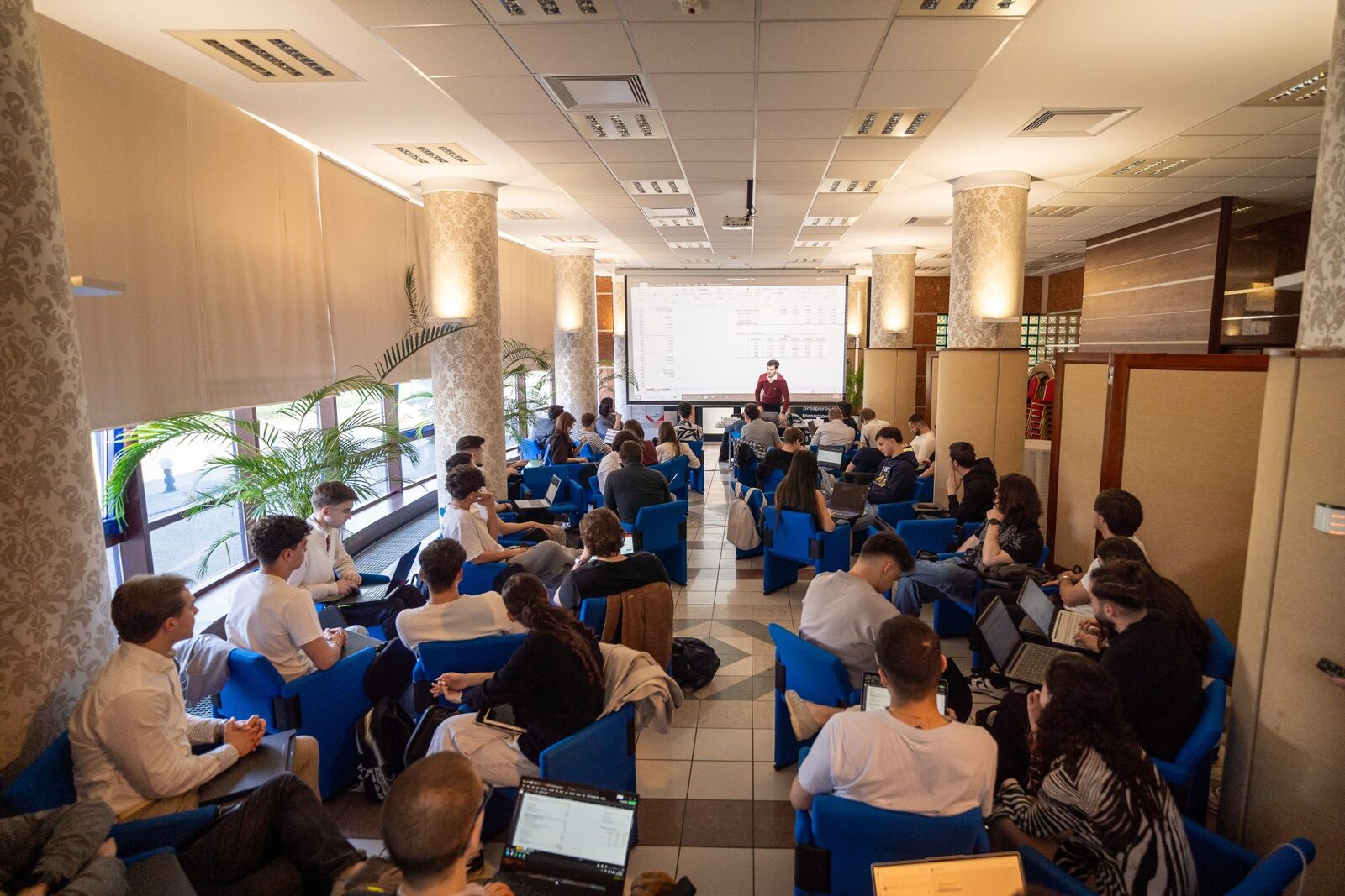 Investment School încheie Săptămâna Advanced, un pas important pentru viitorii specialiști în finanțe București – Investment School a încheiat recent Săptămâna Advanced, un program intens de pregătire dedicat studenților interesați de domeniul financiar