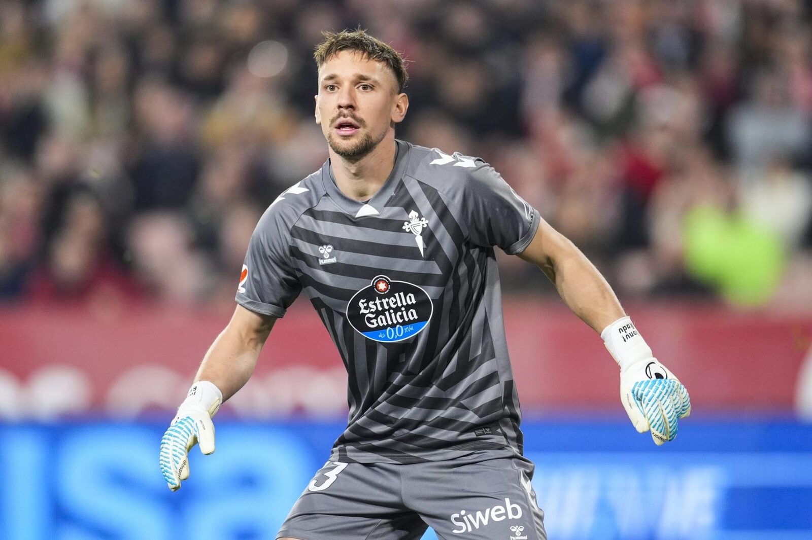 Ionuț Radu, remarcat într-o seară neagră pentru Celta Vigo în Europa League Portarul român Ionuț Radu a fost printre puținii remarcați ai echipei Celta Vigo în înfrângerea categorică suferită în deplasare, scor 0-3, în fața celor de la Freiburg, în prima manșă a sferturilor de finală ale Europa League
