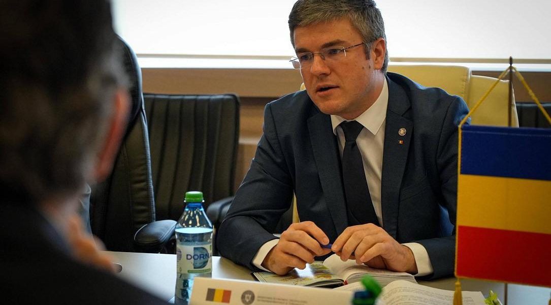 Guvernul simplifică procesul de angajare a lucrătorilor străini Ministrul Economiei, IRINEU DĂRĂU, a anunțat că guvernul va emite o ordonanță de urgență pentru a simplifica procesul de angajare a lucrătorilor străini în România