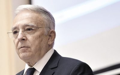 Isărescu: România are nevoie să corecteze deficitul fiscal înainte de a adopta euro Guvernatorul Băncii Naționale a României (BNR), Mugur Isărescu, a declarat, în cadrul conferinței BNR-ASE „Riscuri și oportunități în sistemul financiar românesc”, că România are ca proiecte de țară intrarea în Organizația pentru Cooperare și Dezvoltare Economică (OCDE) și adoptarea monedei euro