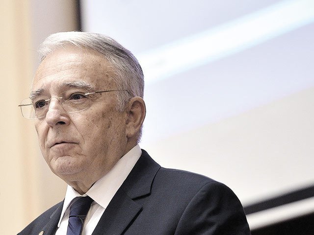 Isărescu: România are nevoie să corecteze deficitul fiscal înainte de a adopta euro Guvernatorul Băncii Naționale a României (BNR), Mugur Isărescu, a declarat, în cadrul conferinței BNR-ASE „Riscuri și oportunități în sistemul financiar românesc”, că România are ca proiecte de țară intrarea în Organizația pentru Cooperare și Dezvoltare Economică (OCDE) și adoptarea monedei euro