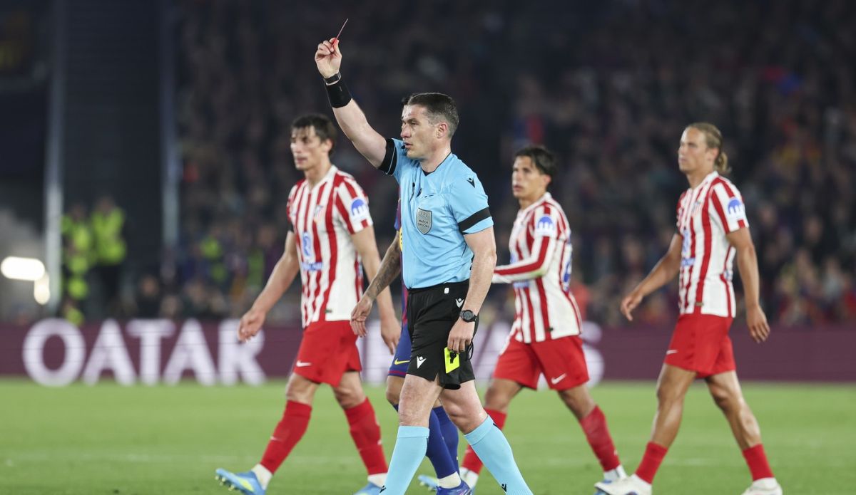 Istvan Kovacs, arbitrul român, a fost din nou în centrul atenției într-un meci din Liga Campionilor, luând o decizie controversată care a dus la eliminarea unui jucător de la Barcelona