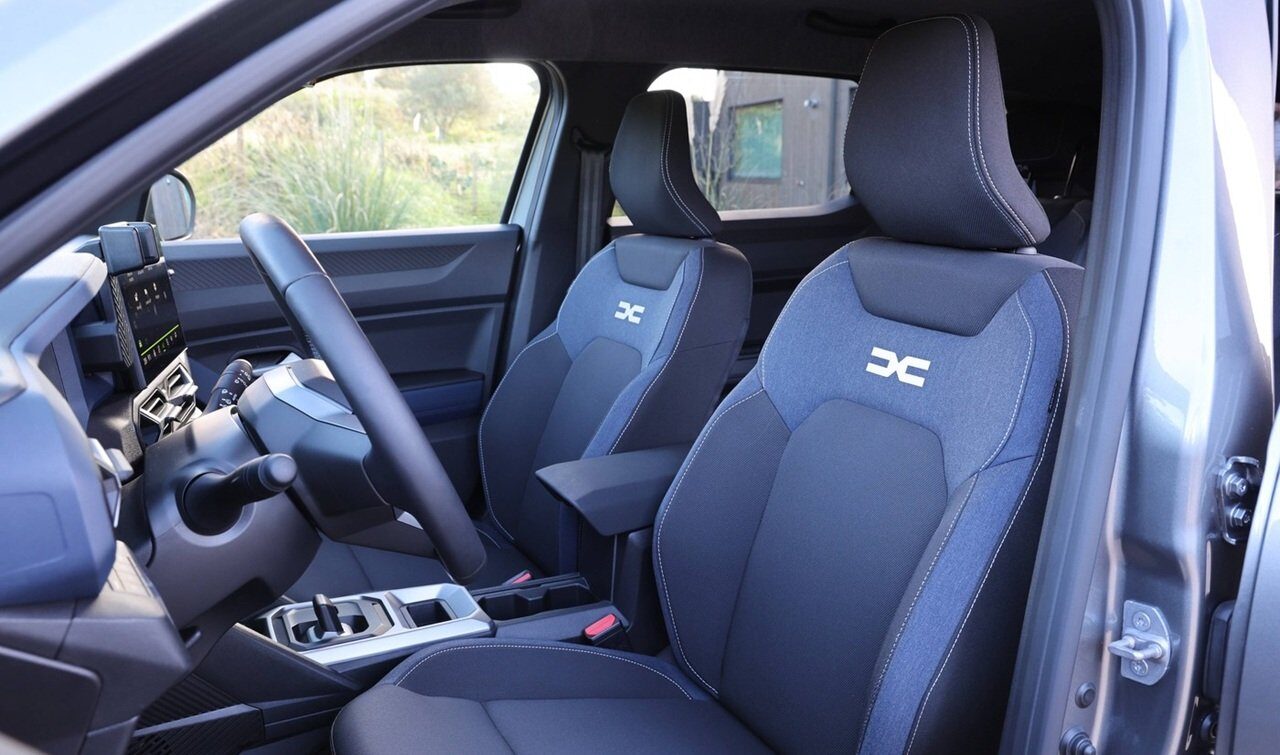 Italienii, cuceriți de noul Dacia Duster: Interiorul modern și prețul atractiv, combinația perfectă Noul Dacia Duster a stârnit entuziasm în Italia, unde a primit recenzii pozitive pentru designul interior modernizat și dotările tehnologice îmbunătățite