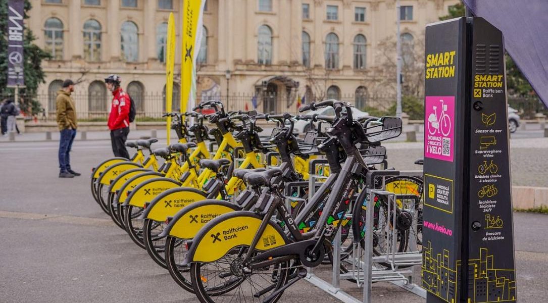 i’Velo, sistemul de bike-sharing din București, a fost relansat cu peste 450 de biciclete disponibile, inclusiv modele electrice, în 26 de stații fizice și 60 virtuale, alături de o aplicație mobilă